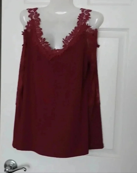 💙🏍Burgundy top  Pickaboo Short Sleeves and lace - Picture 9 of 9